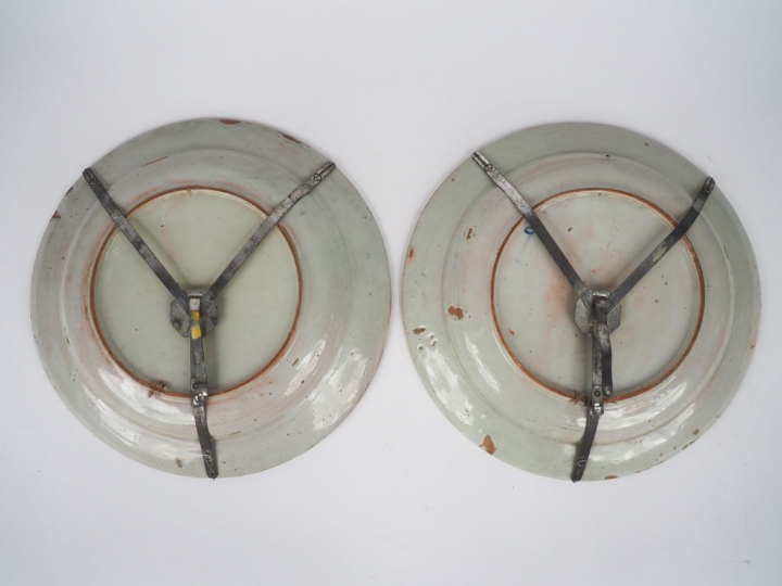 Paire de plats XIXème en faience polychrome de Delft. Diam. 36 cm