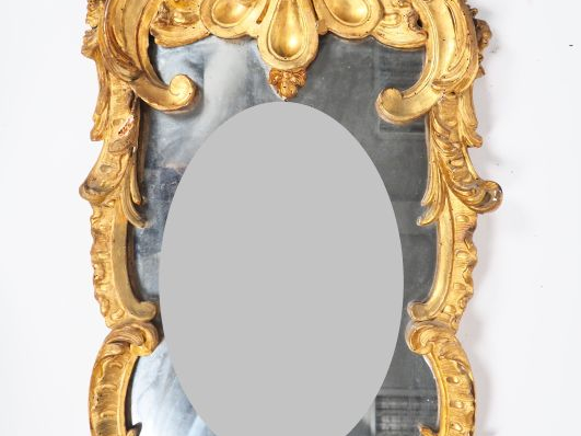 Glace Louis XV en bois sculpté et doré, à décor de palmettes, de rocai