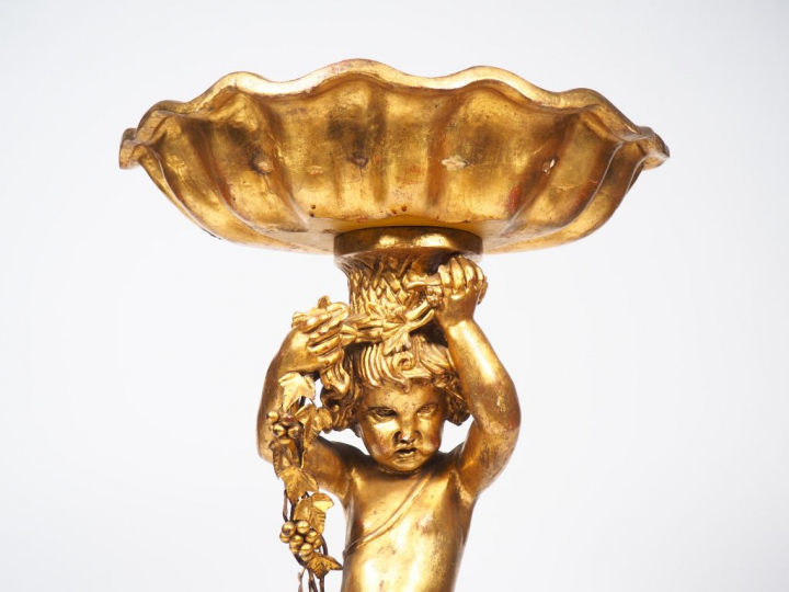 Jardinière de style Louis XVI en bois doré en forme d'amour vendangeur