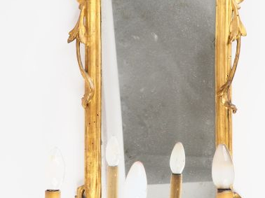 Miroir de style Rocaille en bois doré éclairant à trois lumières. Dim.