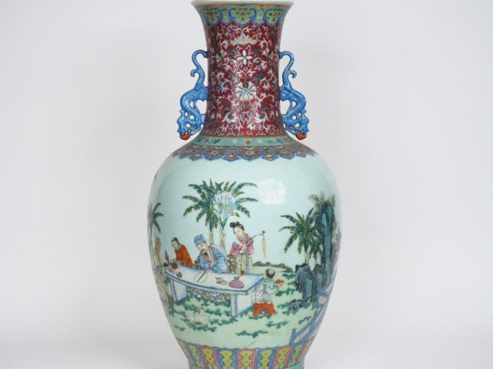 Chine, fin XIXe siècle,  Grand vase balustre en porcelaine et émaux de