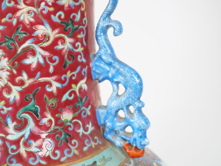 Chine, fin XIXe siècle,  Grand vase balustre en porcelaine et émaux de