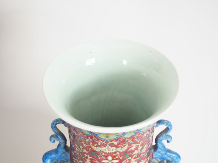 Chine, fin XIXe siècle,  Grand vase balustre en porcelaine et émaux de