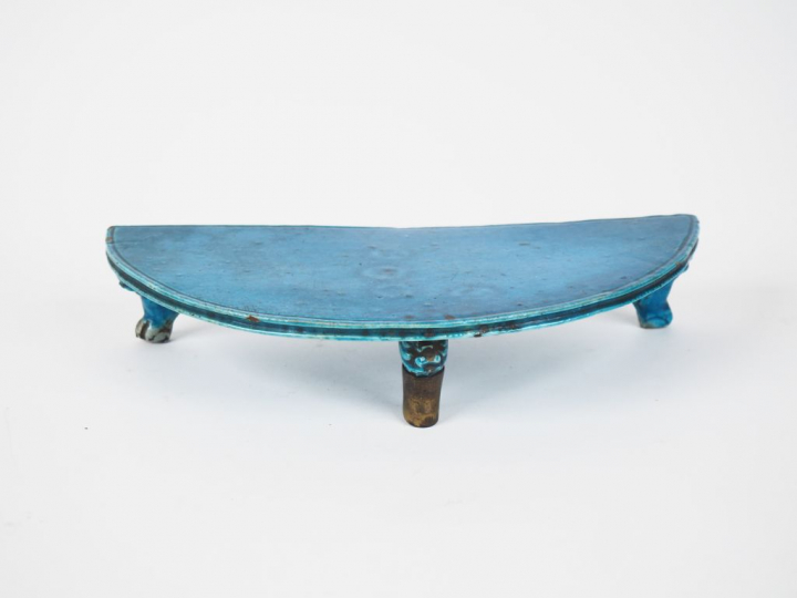 Chine,  Table de lettré Kangxi en biscuit émaillé bleu turquoise repos