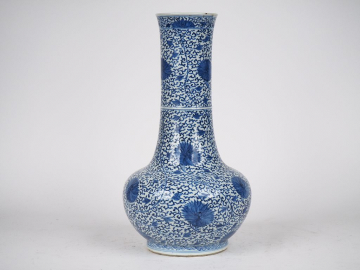 Chine, XVIIIe siècle,  Vase en porcelaine bleu blanc à décor de fleurs