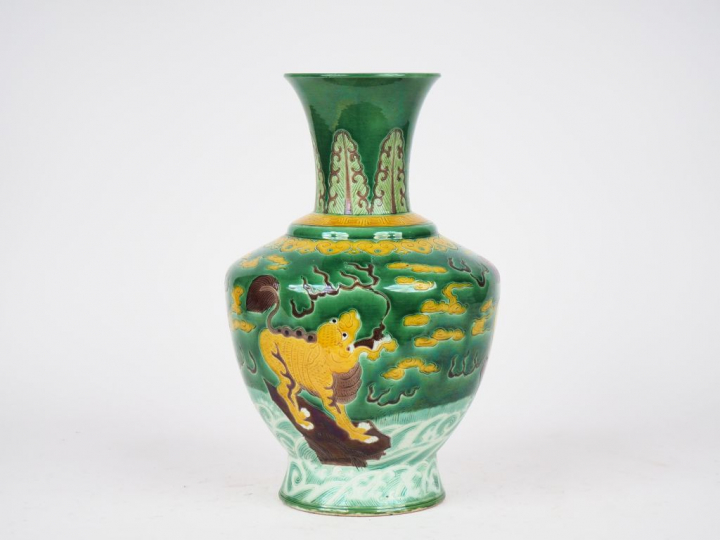 Chine, XIXe siècle,  Vase en porcelaine émaillée sancai « trois couleu