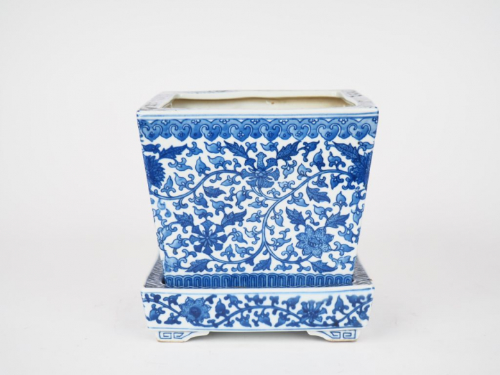 Chine, XXe siècle,  Jardinière et son présentoir en porcelaine bleu bl