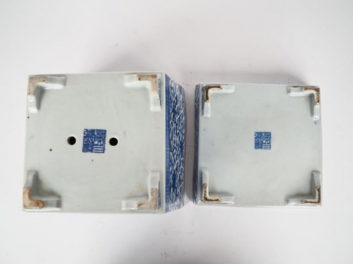 Chine, XXe siècle,  Jardinière et son présentoir en porcelaine bleu bl