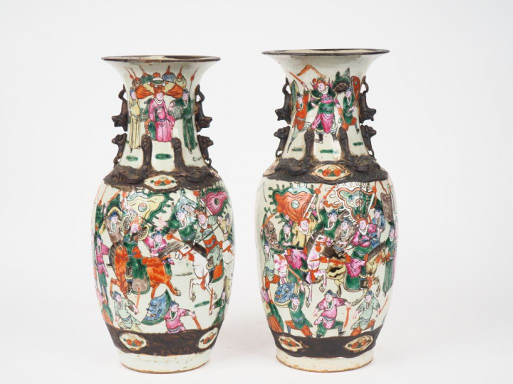 Chine, vers 1900,  Paire de vases en porcelaine de nankin à décor en p