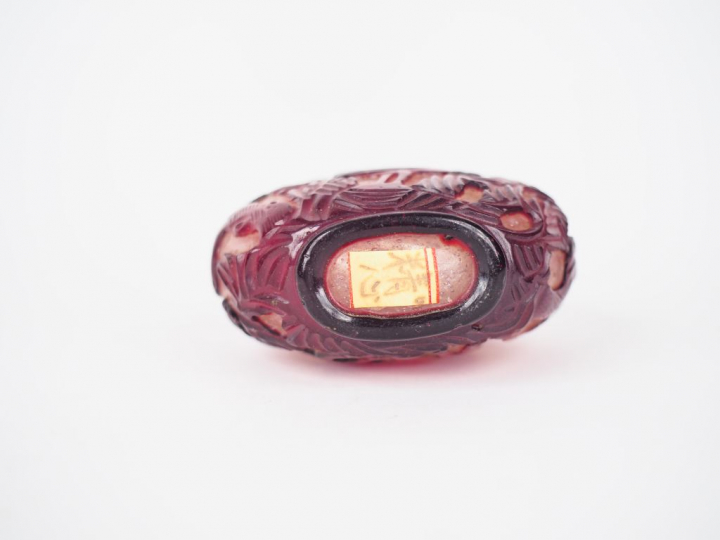 Chine, fin XIXe siècle,  Flacon tabatière en verre overlay rouge sur f