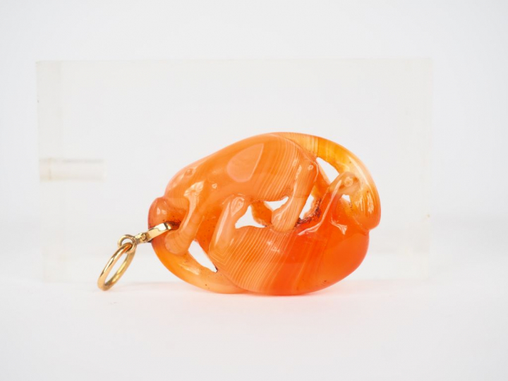Chine,  Petit pendentif en agate cornaline à décor sculpté de deux pet