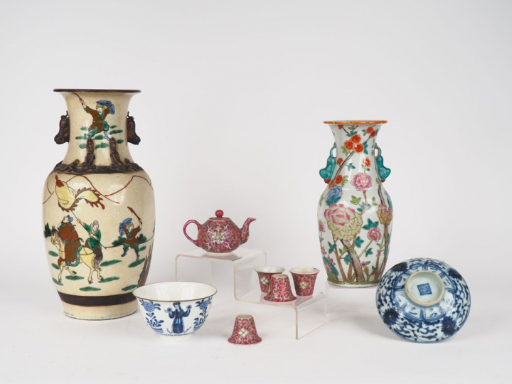 Chine, XIXe-XXe siècle,  Ensemble en porcelaine comprenant un vase nan