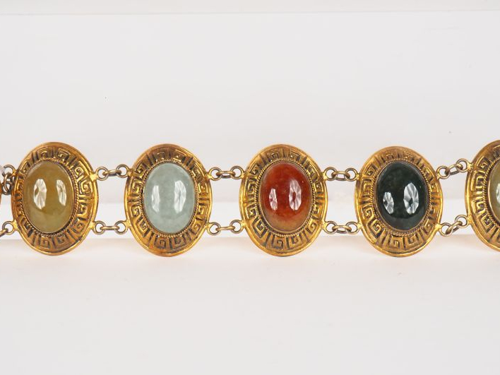 Chine, vers 1920,  Bracelet en cuivre doré orné de six cabochons en pi