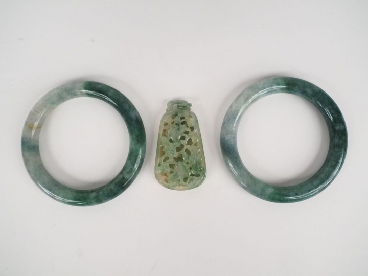 Chine, XXe siècle,  Ensemble en jadéite comprenant deux joncs et un pe