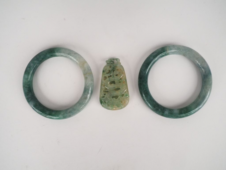 Chine, XXe siècle,  Ensemble en jadéite comprenant deux joncs et un pe