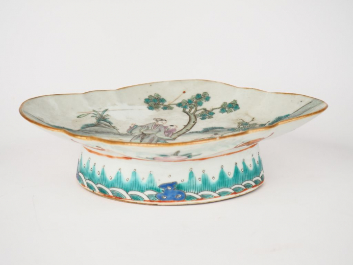 Chine, période Tongzhi,  Coupe polylobée sur piédouche en porcelaine e