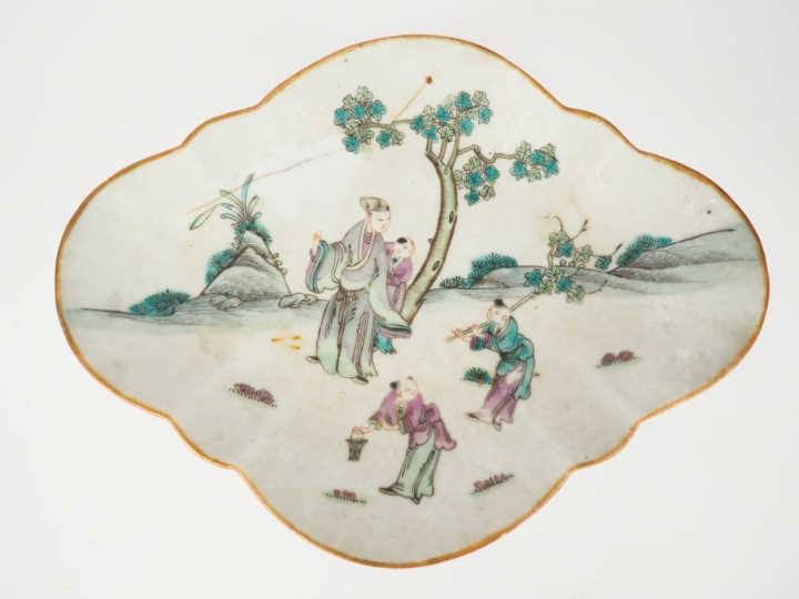 Chine, période Tongzhi,  Coupe polylobée sur piédouche en porcelaine e