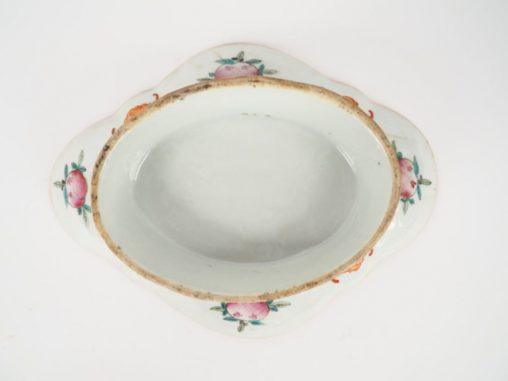 Chine, période Tongzhi,  Coupe polylobée sur piédouche en porcelaine e