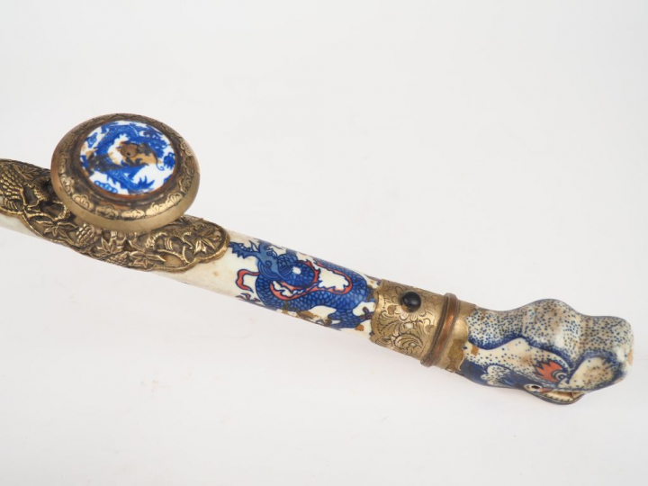 Chine du Sud, XXe siècle,  Pipe à opium en porcelaine à décor de fleur