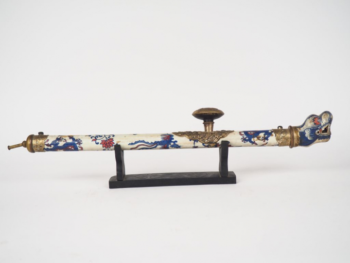 Chine du Sud, XXe siècle,  Pipe à opium en porcelaine à décor de fleur