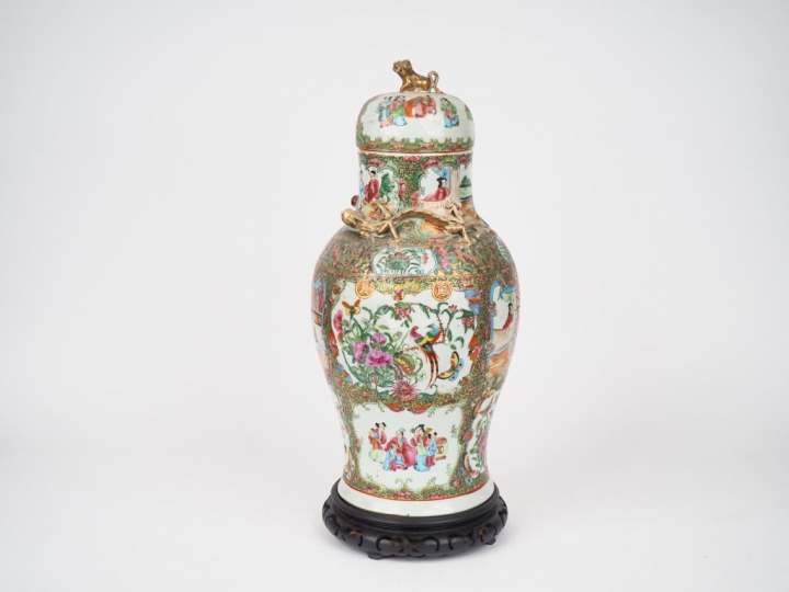 Canton, vers 1900,  Vase balustre couvert en porcelaine et émaux de Ca