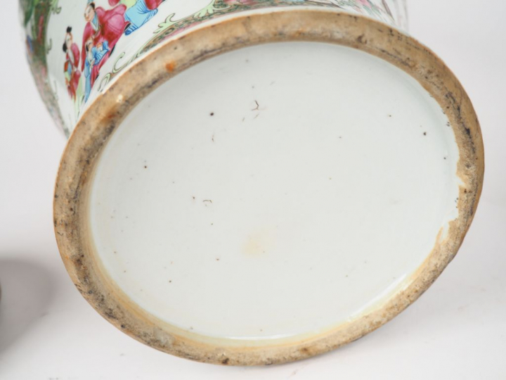 Canton, vers 1900,  Vase balustre couvert en porcelaine et émaux de Ca