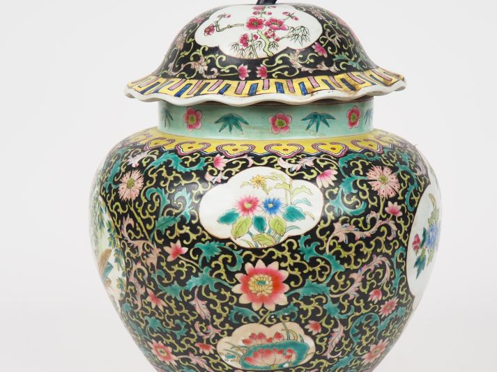 Chine, XXe siècle,  Potiche couverte en porcelaine et émaux polychrome