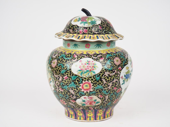 Chine, XXe siècle,  Potiche couverte en porcelaine et émaux polychrome