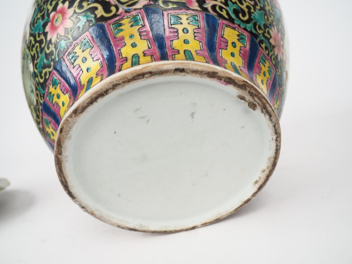 Chine, XXe siècle,  Potiche couverte en porcelaine et émaux polychrome