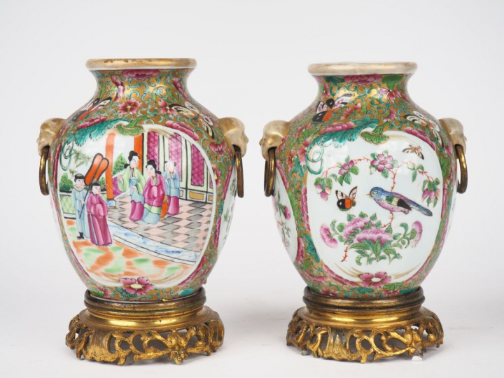 Canton, fin XIXe siècle,  Paire de petits vases de forme balustre en p