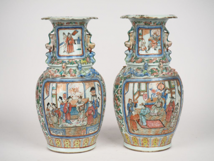 Canton, fin du XIXe siècle,  Paire de vases de forme balustre en porce