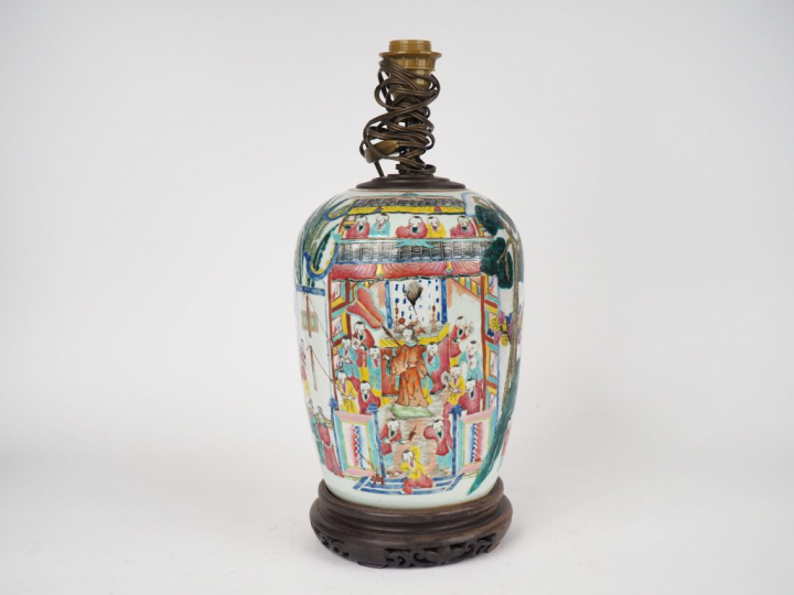 Chine, vers 1920,  Potiche en porcelaine et émaux de la famille rose à