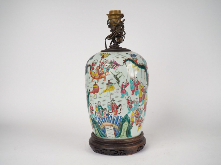 Chine, vers 1920,  Potiche en porcelaine et émaux de la famille rose à