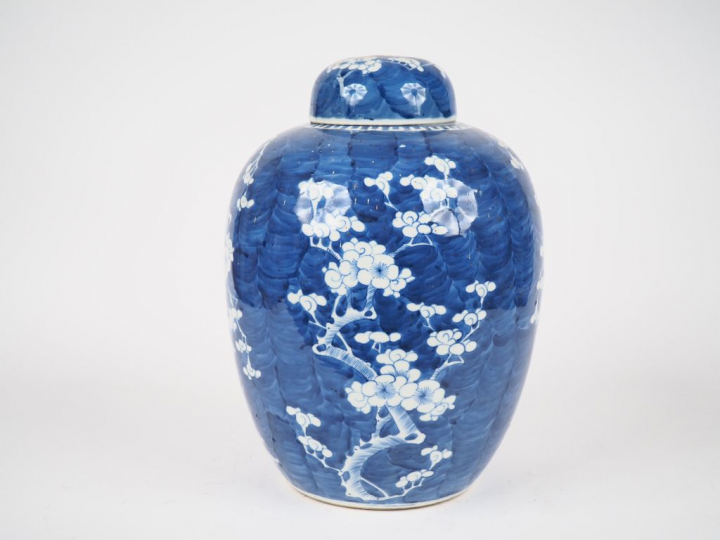 Chine, fin du XIXe siècle,  Important pot à gingembre couvert en porce