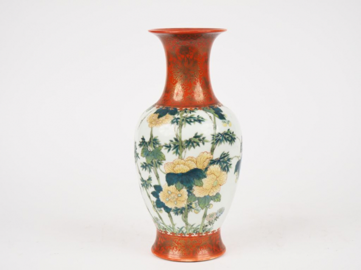 Chine, Période République,  Petit vase balustre en porcelaine émaillée