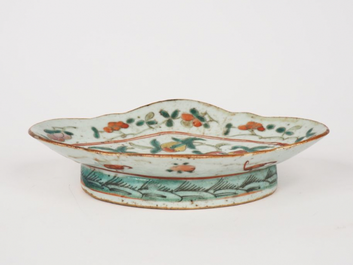 Chine, vers 1900,  Ravier en porcelaine de forme polylobée et émaux de