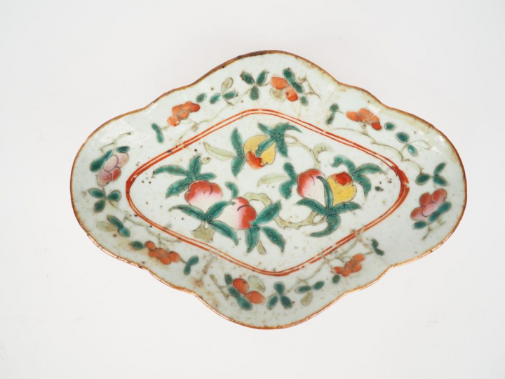 Chine, vers 1900,  Ravier en porcelaine de forme polylobée et émaux de