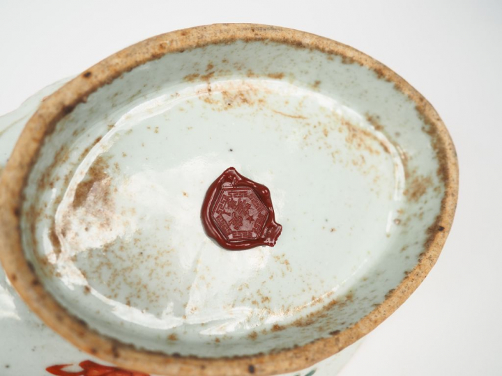 Chine, vers 1900,  Ravier en porcelaine de forme polylobée et émaux de