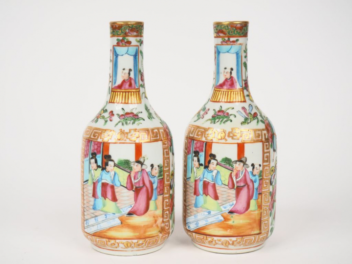 Chine, fin XIXe siècle,  Paire de petits vases de forme maillet en por