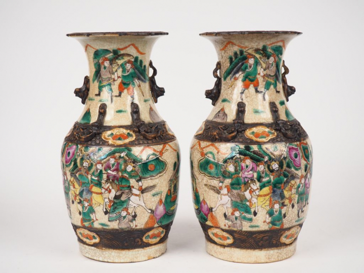 Nankin, vers 1920,  Paire de vases de forme balustre en porcelaine de 