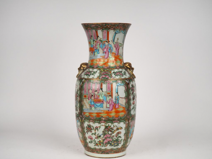Canton, fin du XIXe siècle,  Vase balustre en porcelaine et émaux de s