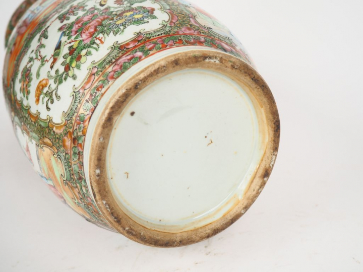 Canton, fin du XIXe siècle,  Vase balustre en porcelaine et émaux de s