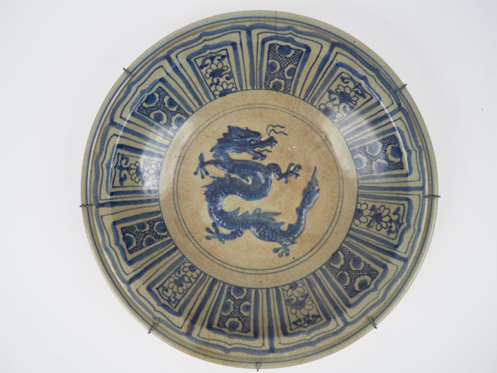 Chine, fin du XIXe siècle,  Plat en céramique émaillée beige et bleu d