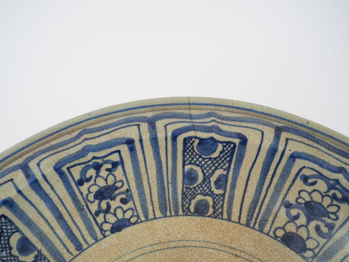 Chine, fin du XIXe siècle,  Plat en céramique émaillée beige et bleu d