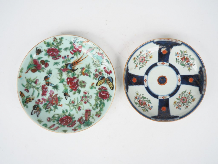 Chine, XVIIIe siècle,  Deux assiiettes en porcelaine l'une à décor "im