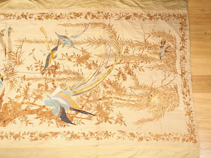 Indochine, vers 1920, Grande tenture brodée aux fils d'or et polychrom