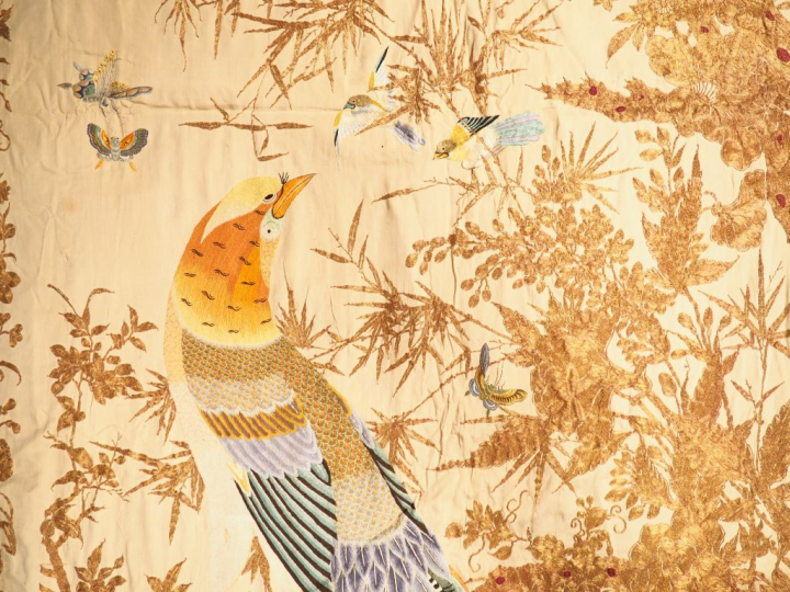 Indochine, vers 1920, Grande tenture brodée aux fils d'or et polychrom