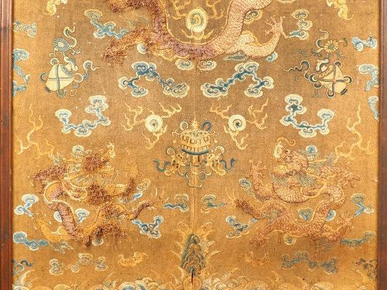 Chine, début XXe siècle,  Grande tenture brodée sur feutrine représent