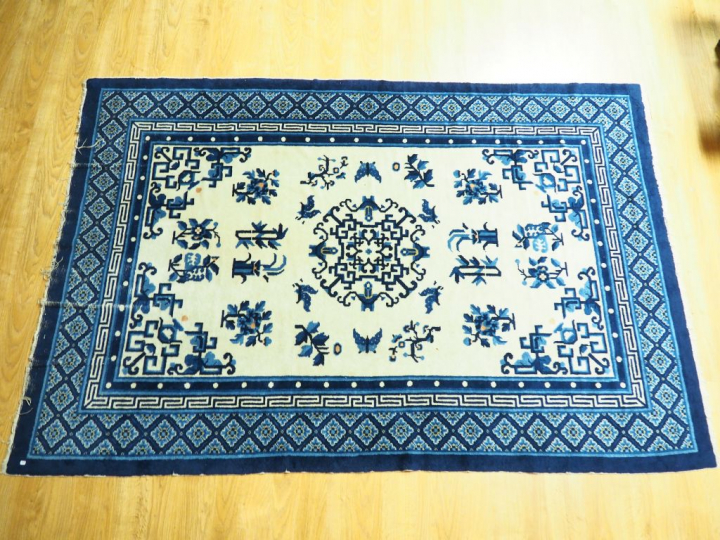 Chine, 1930,  Tapis à décor d'objets mobiliers et de croisillons. Dim.