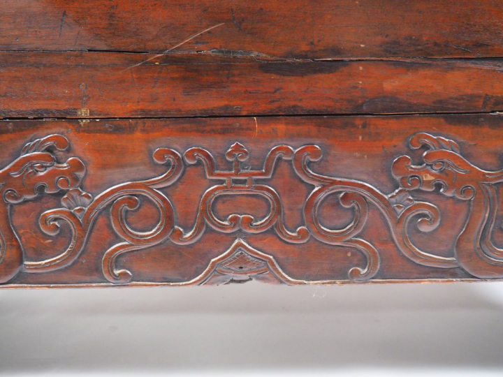 Chine, XXe siècle,  Armoire en bois reposant sur quatre pieds, ouvrant